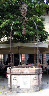 pozzo.jpg Il pozzo in marmo rosa